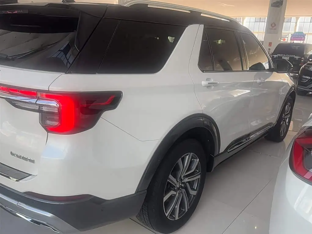 Ford Explorer 2023 — Photo 11/19