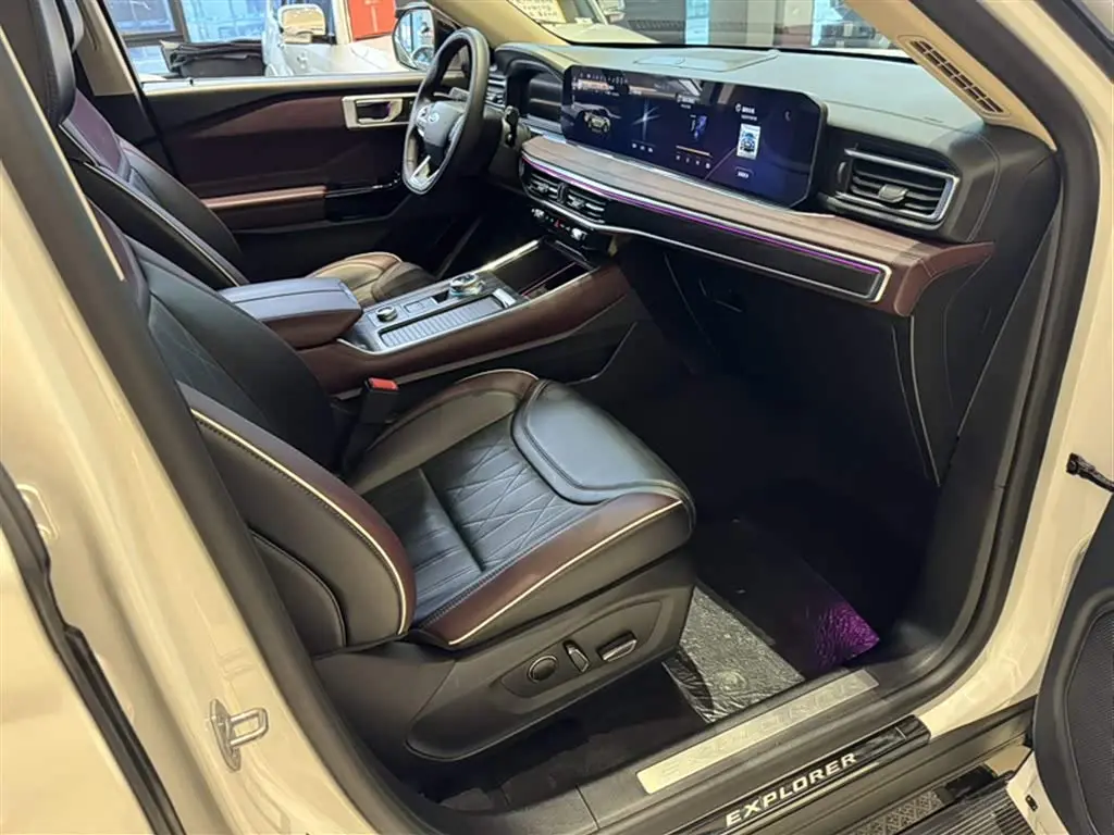Ford Explorer 2023 — Photo 18/19