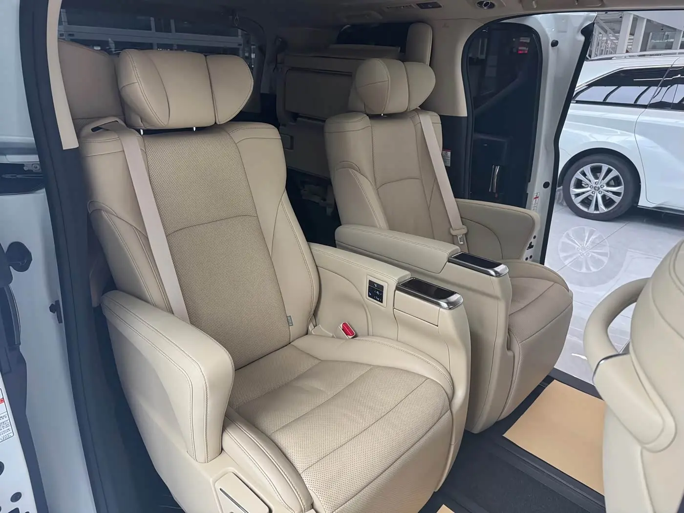 Toyota Alphard 2021 — Photo 10/15