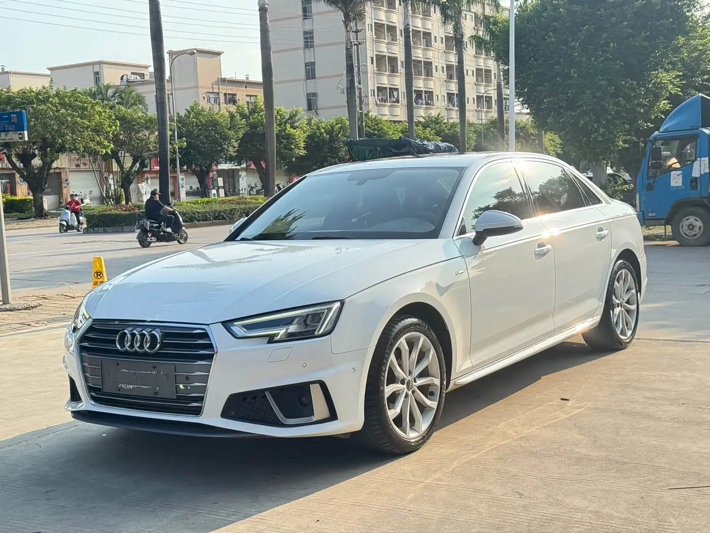 Audi A4L 2019 — Фото 1/20