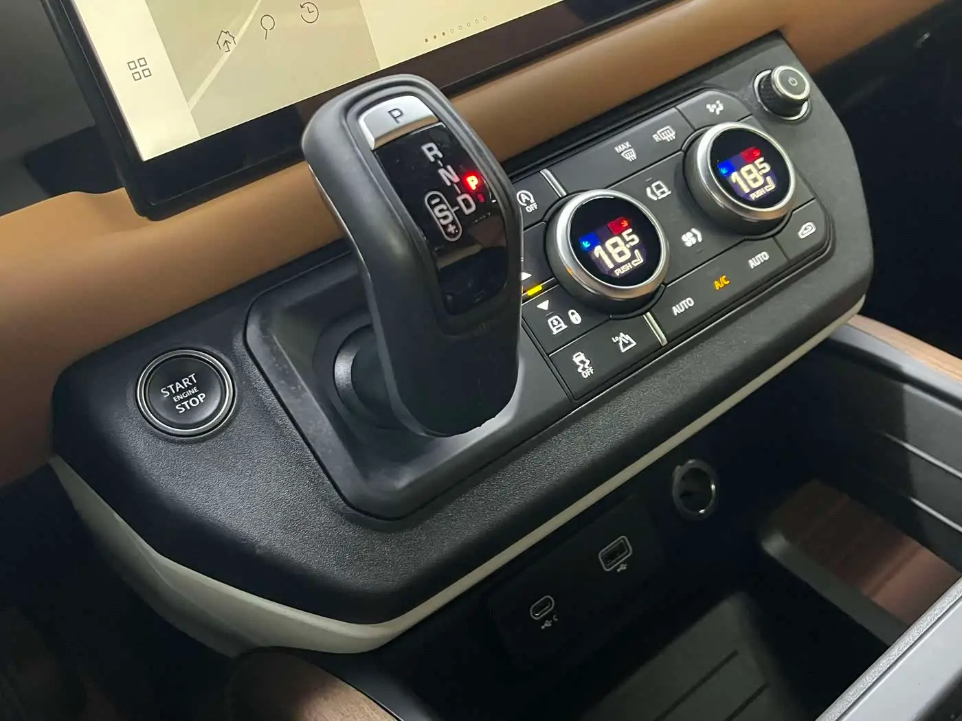 Land Rover Defender 2023 — Photo 15/20