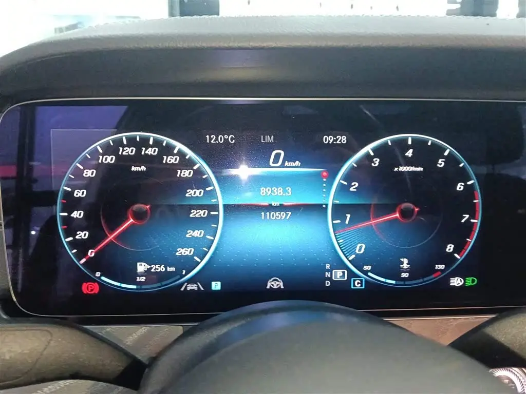 Mercedes-Benz E-Class 2020 — Photo 12/20