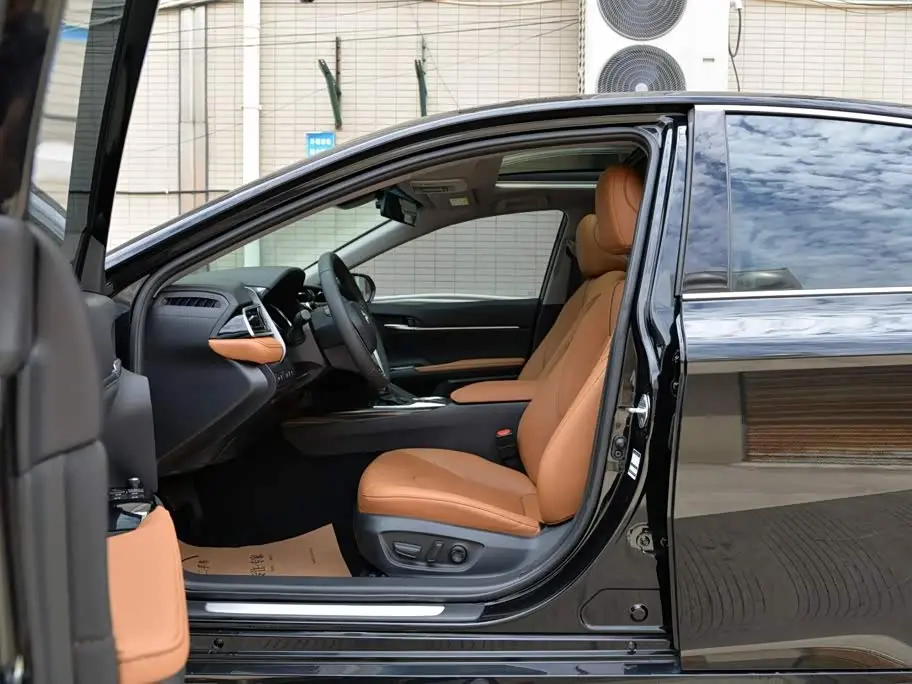 Toyota Camry 2021 — ფოტო 4/16