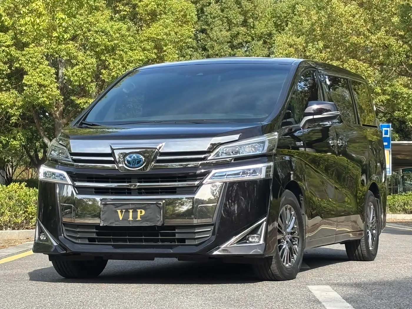 Toyota Vellfire 2019 — Photo 1/20