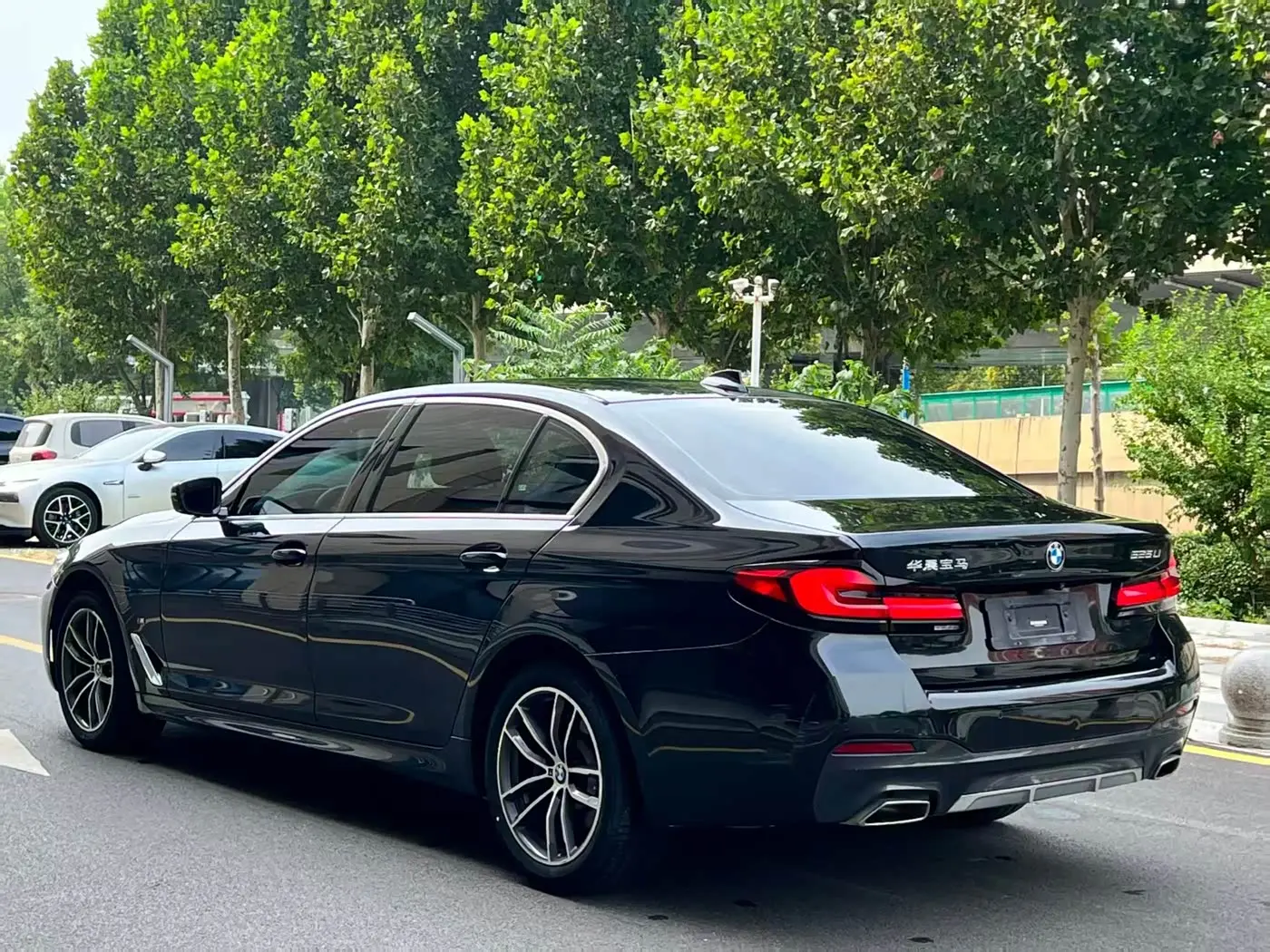BMW 5 Series 2023 — Photo 6/9
