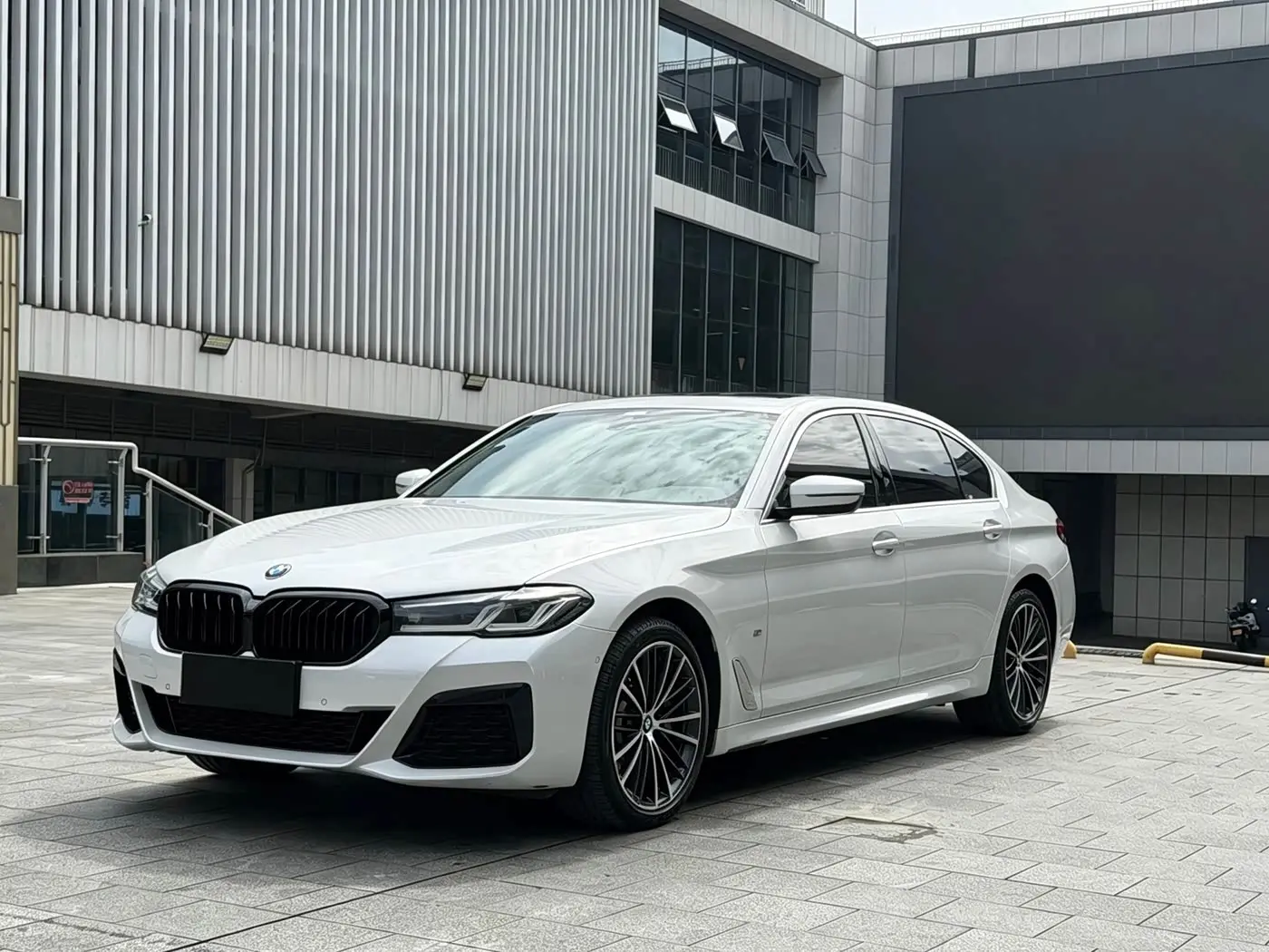 BMW 5 Series 2022 — Photo 1/15
