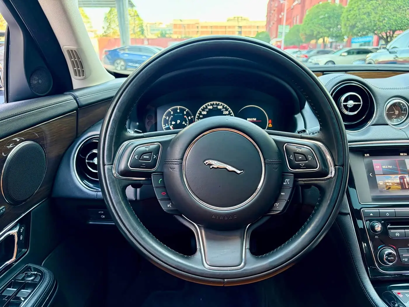 Jaguar XJ 2018 — Şəkil 7/19