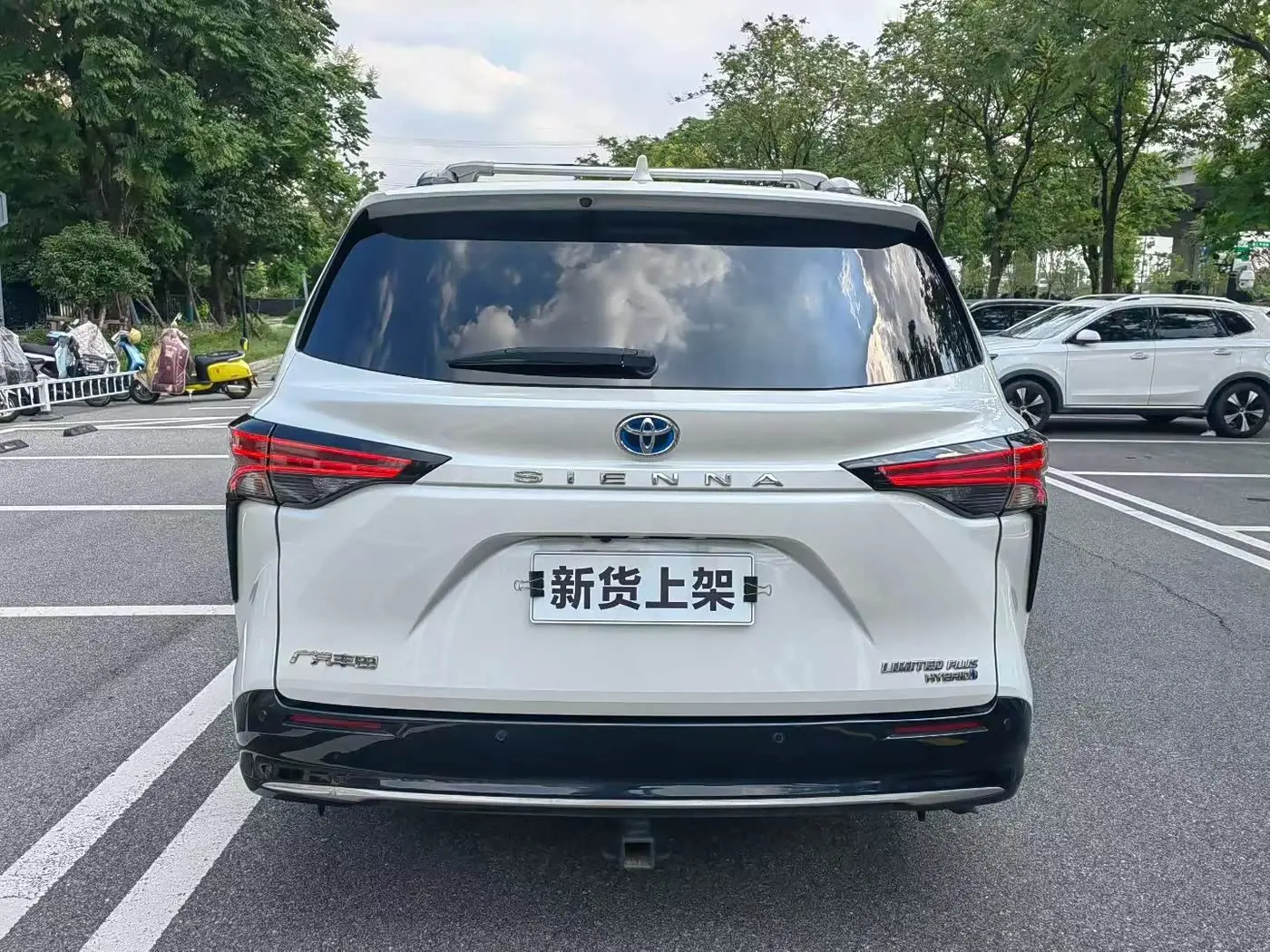 Toyota Sienna 2023 — Photo 8/9