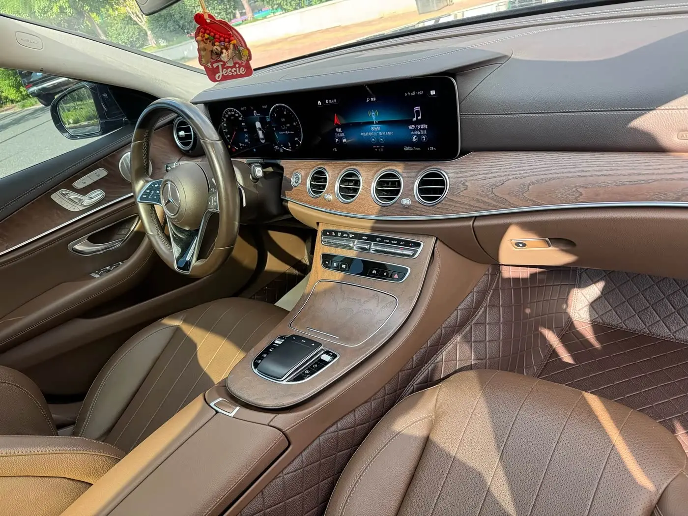 Mercedes-Benz E-Class 2022 — Photo 6/14