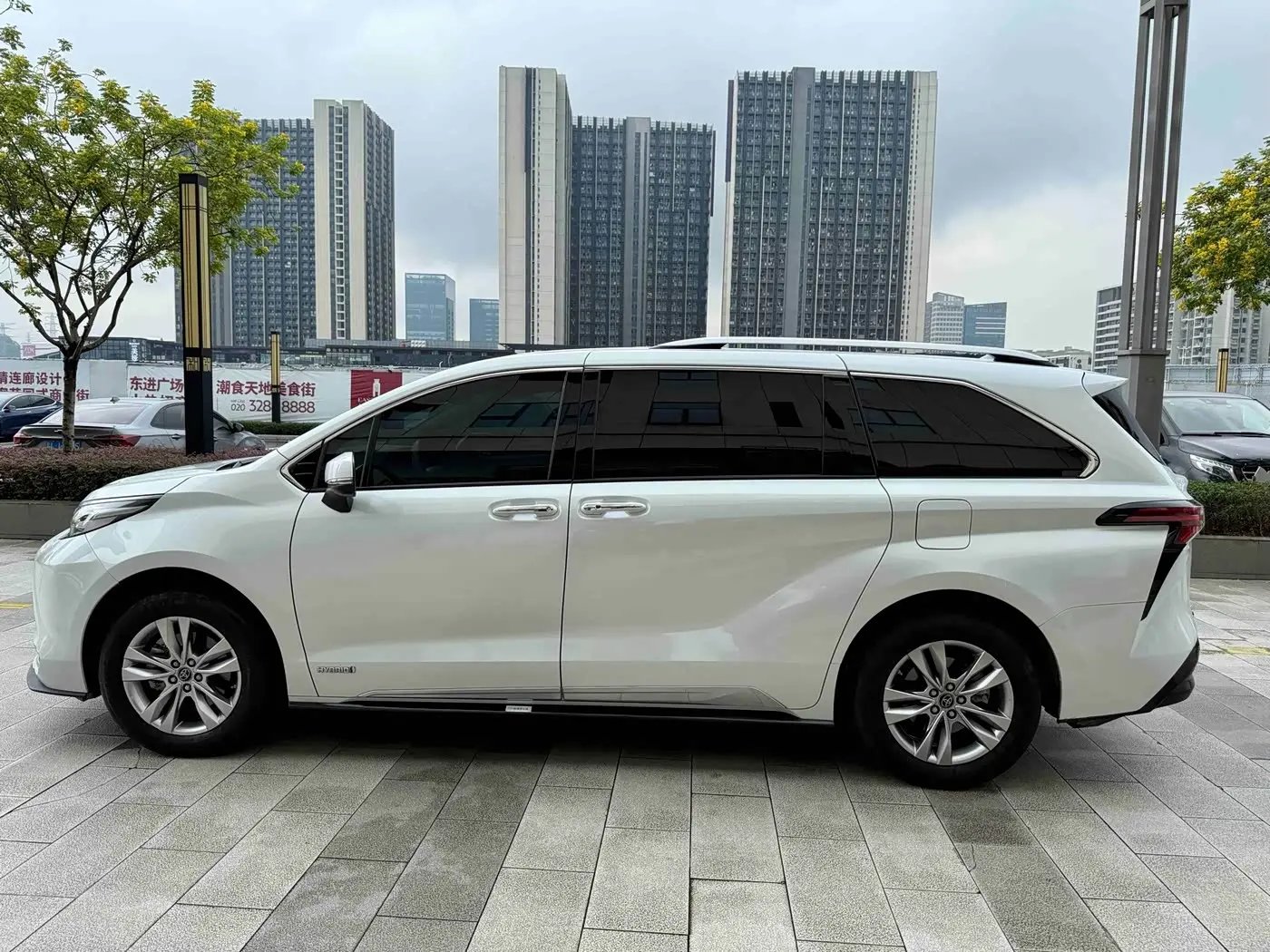 Toyota Sienna 2022 — Фото 5/9