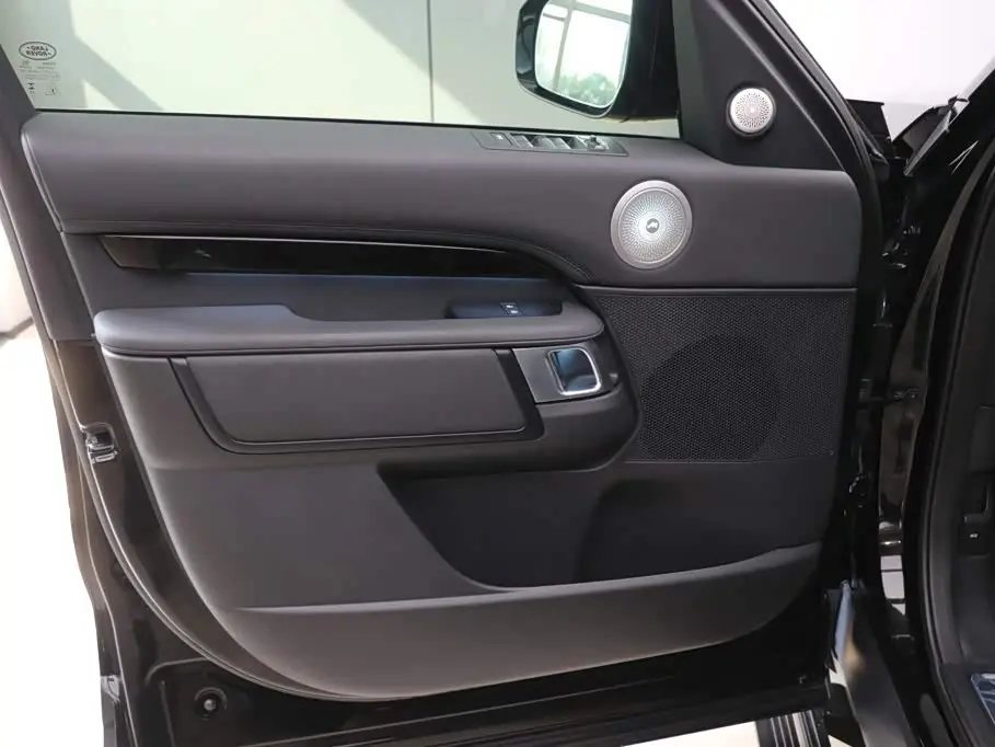 Land Rover Discovery 2024 — Photo 10/20