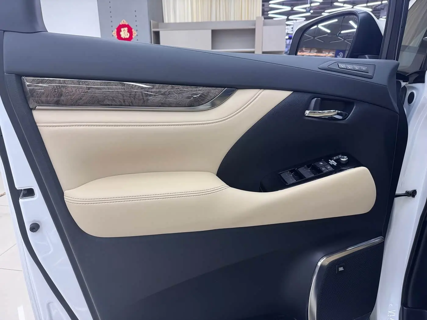 Toyota Alphard 2022 — Photo 10/11
