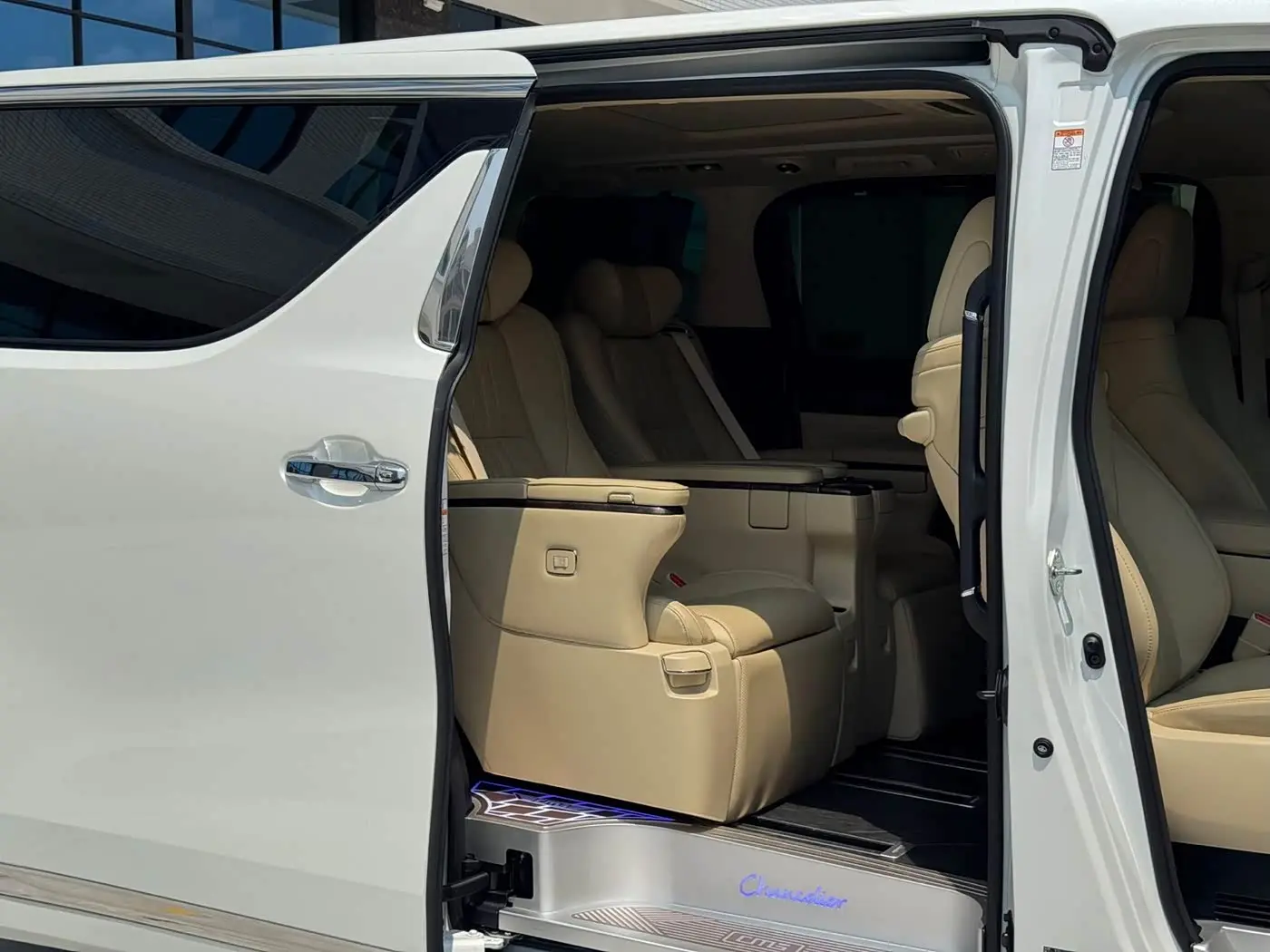 Toyota Alphard 2022 — Photo 5/11