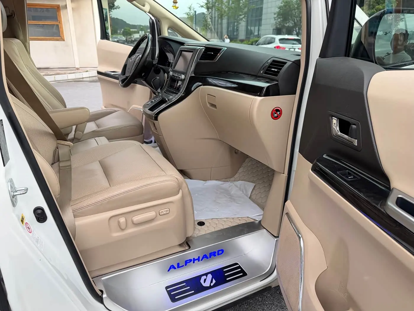 Toyota Alphard 2015 — Photo 6/19