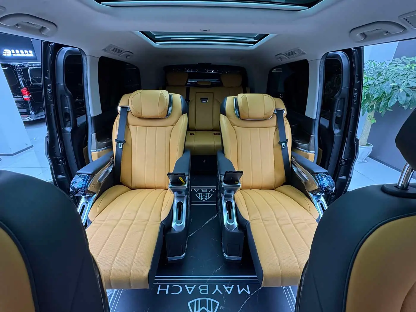 Mercedes-Benz V-Class 2021 — Photo 10/20