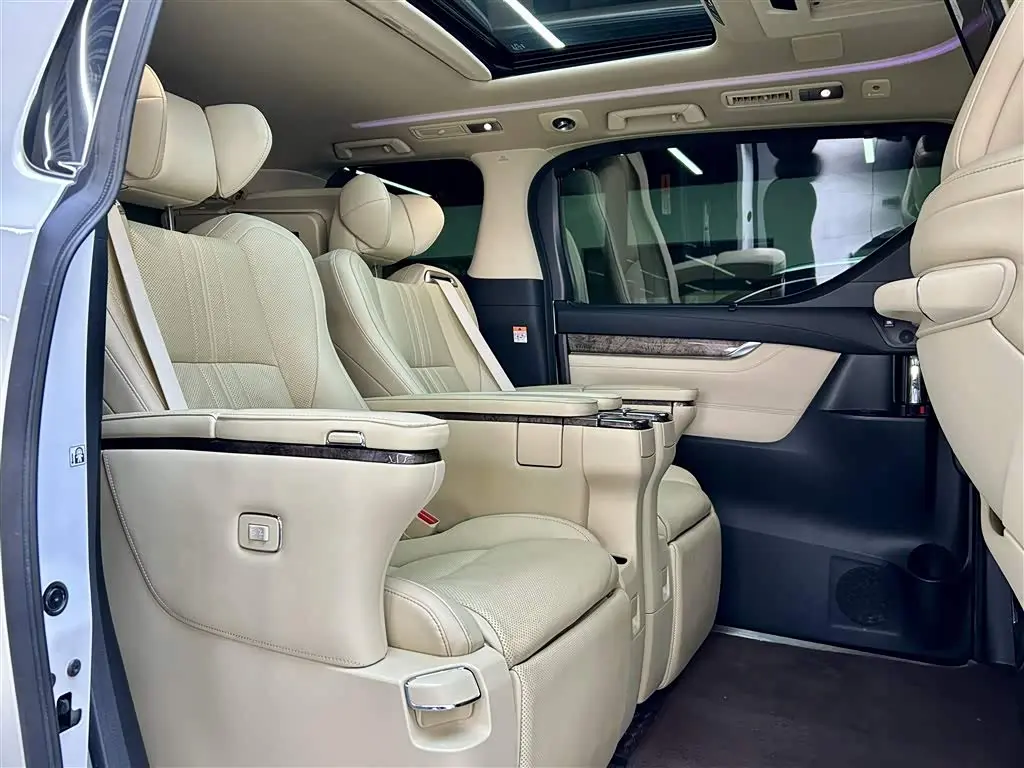Toyota Alphard 2023 — Photo 14/14