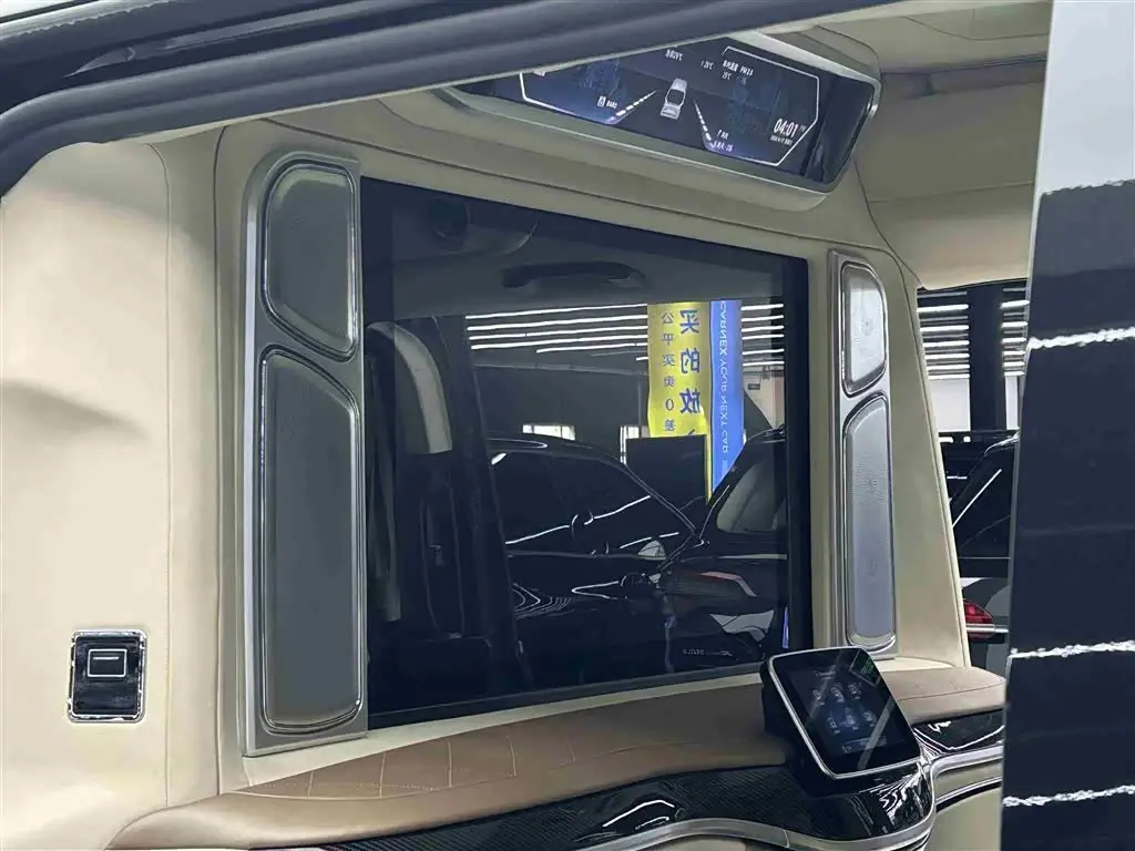 Mercedes-Benz V-Class 2023 — Photo 12/20
