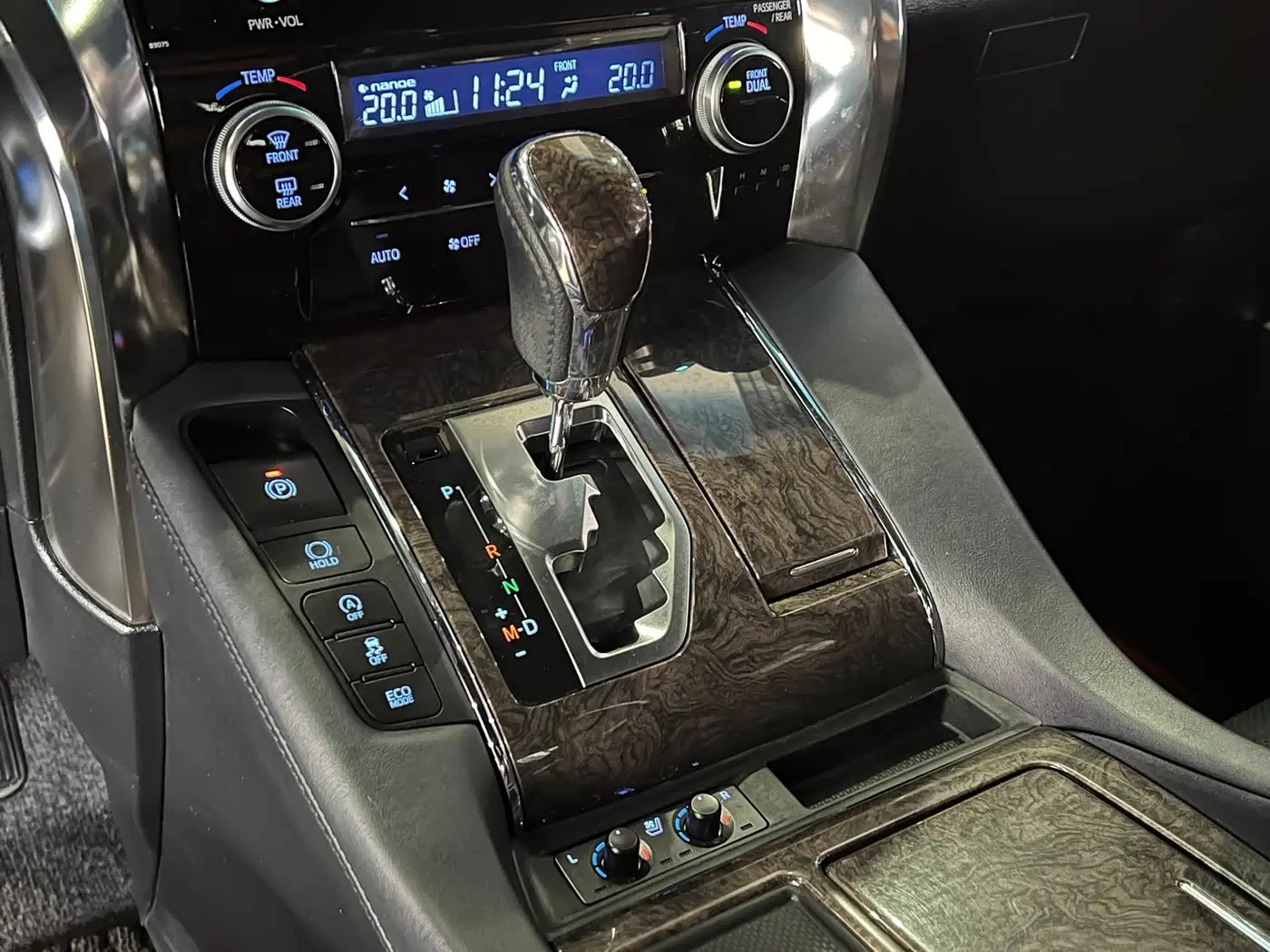 Toyota Alphard 2018 — Photo 11/17