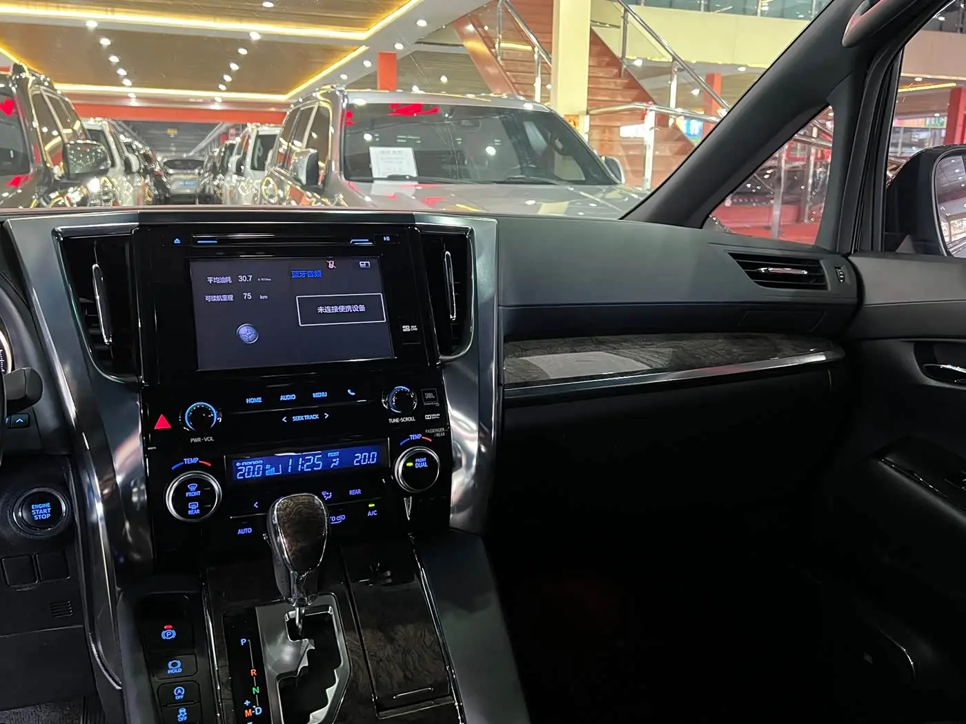 Toyota Alphard 2018 — Photo 12/17