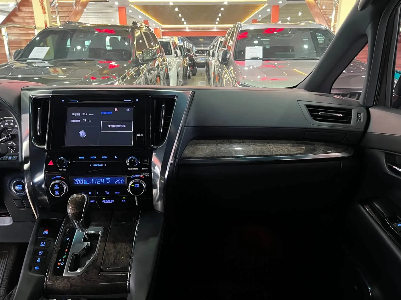 Toyota Alphard 2018 — Photo 9/17