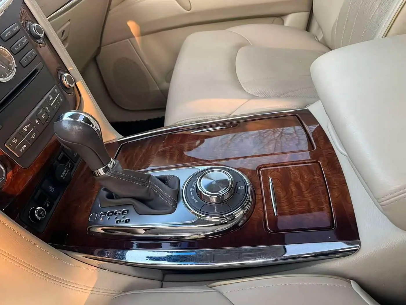 Infiniti QX80 2018 — ფოტო 17/20