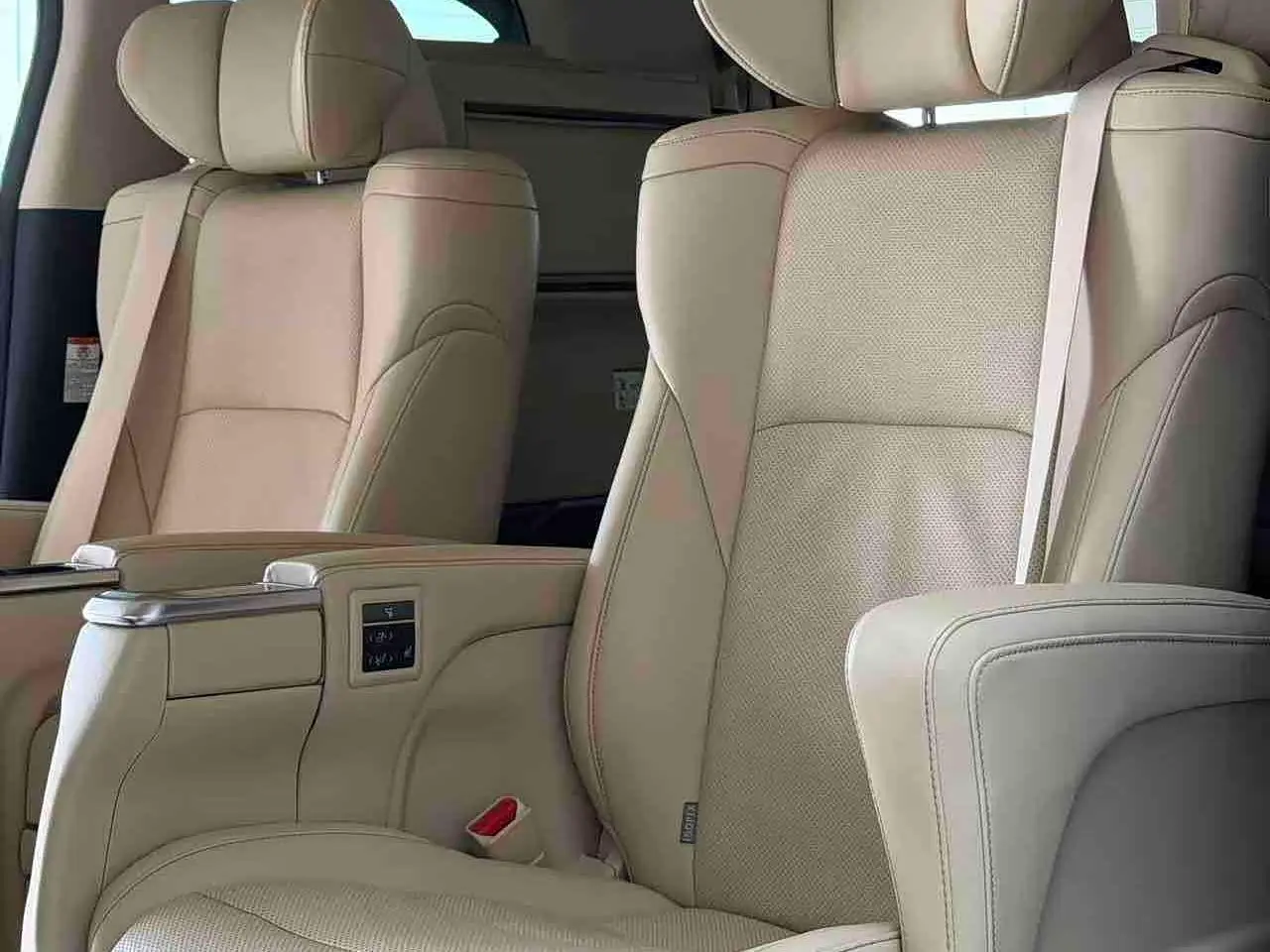 Toyota Alphard 2021 — Photo 10/12