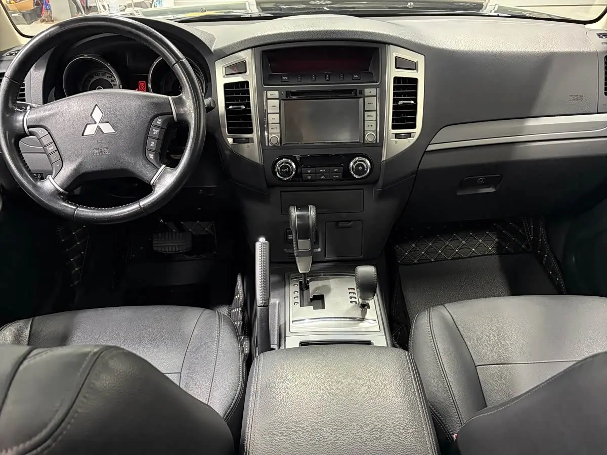 Mitsubishi Pajero 2015 — Şəkil 13/15
