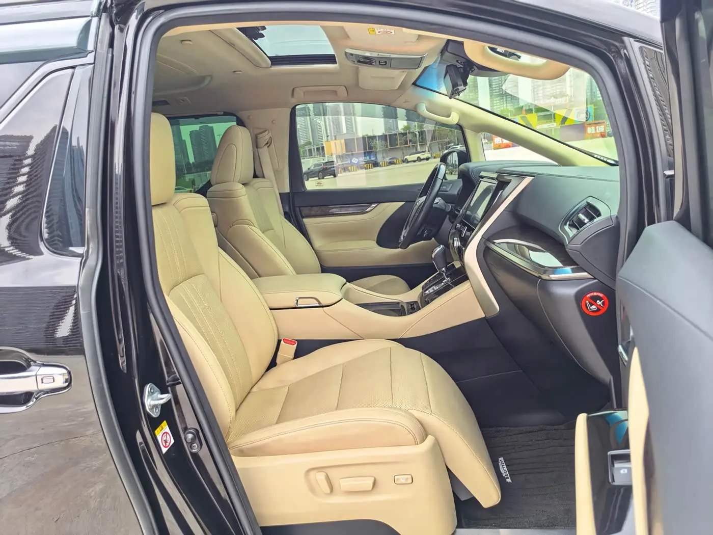 Toyota Vellfire 2020 — Photo 8/20