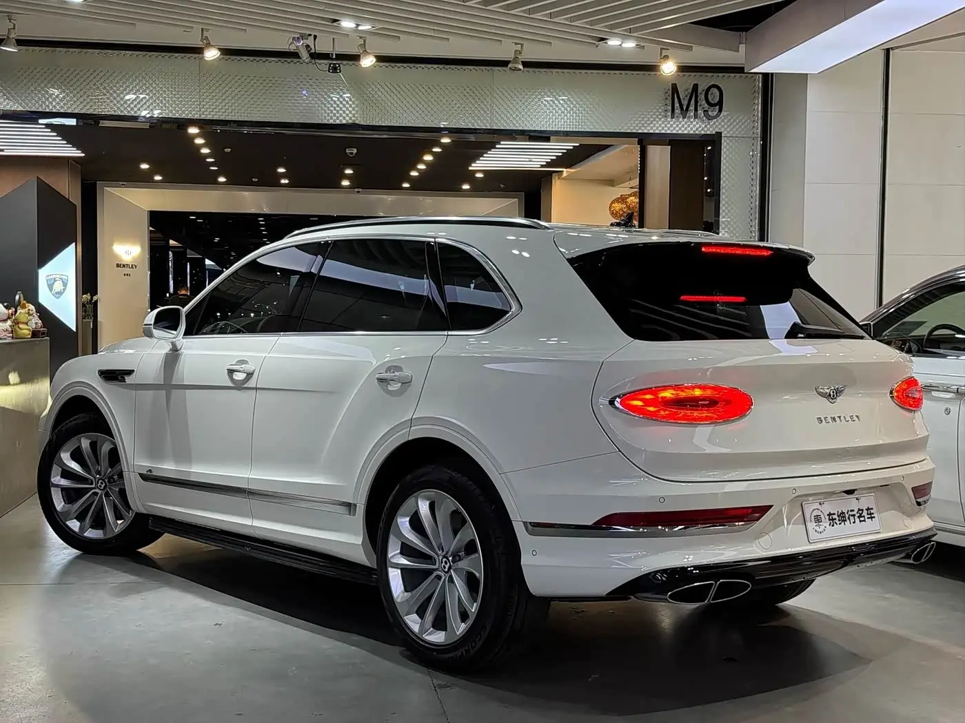 Bentley Bentayga 2022 — Фото 4/10