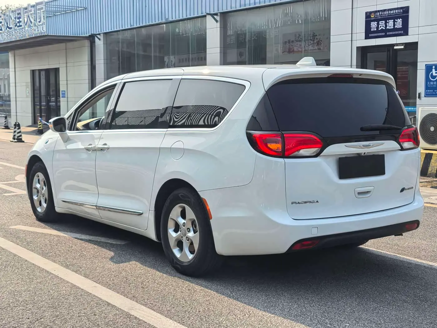 Chrysler Grand Caravan PHEV 2019 — Photo 3/17