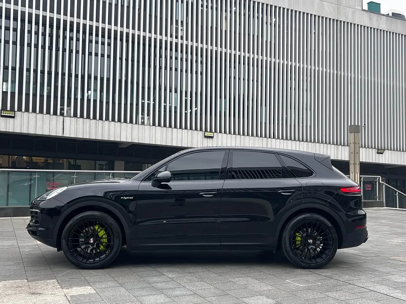 Porsche Cayenne New Energy 2022 — Фото 18/19