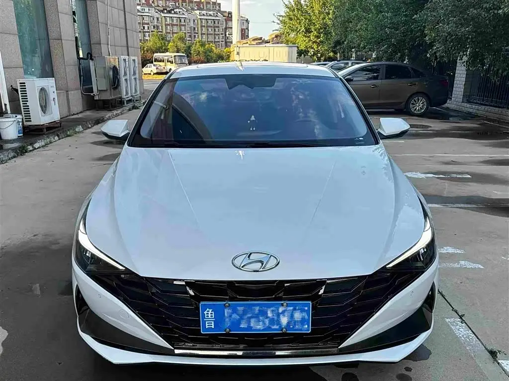 Hyundai Elantra 2022 — Фото 2/18