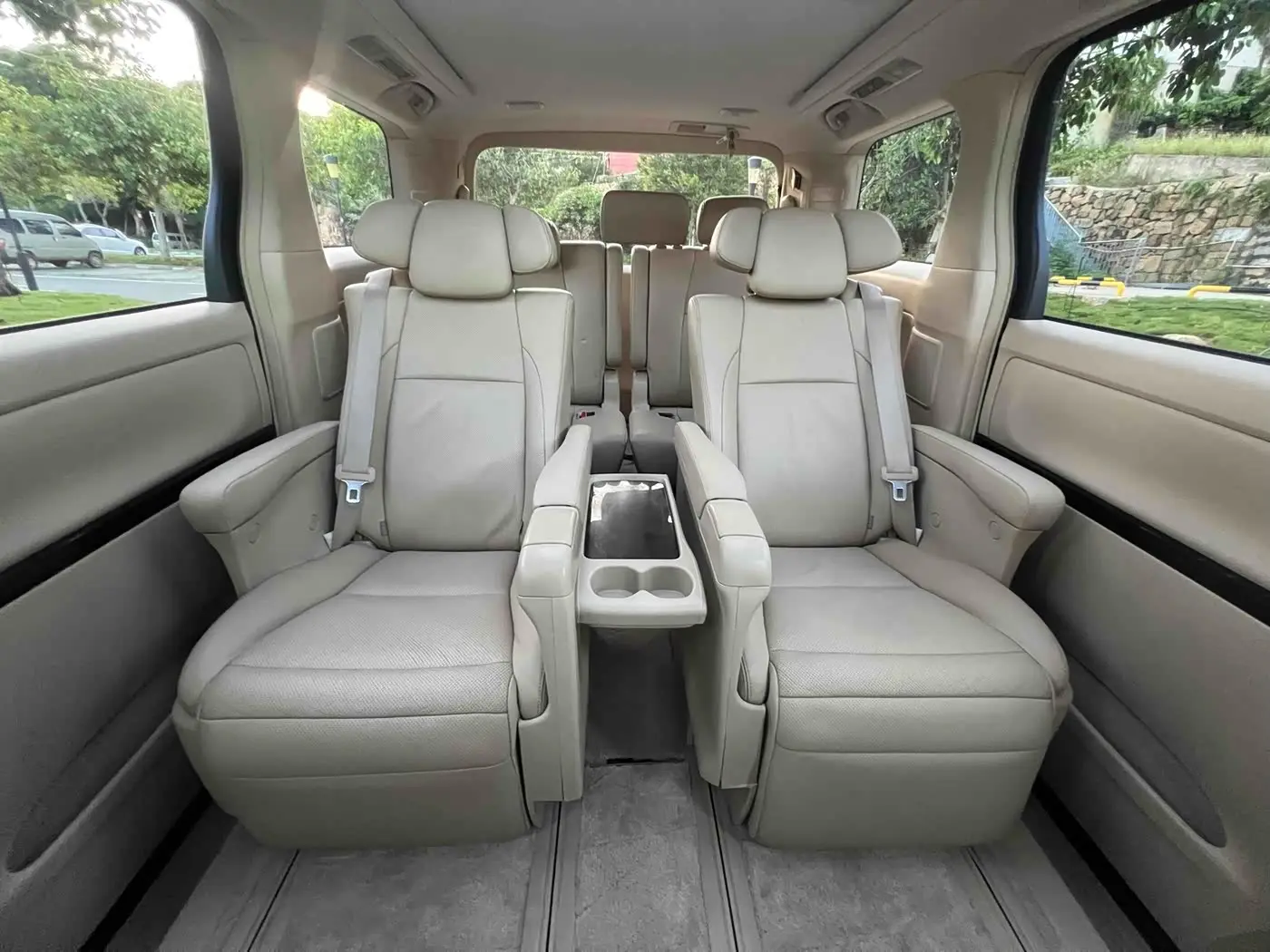 Toyota Alphard 2012 — Photo 6/12