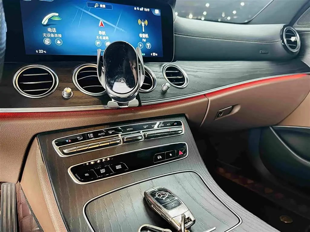 Mercedes-Benz E-Class 2022 — Photo 13/18