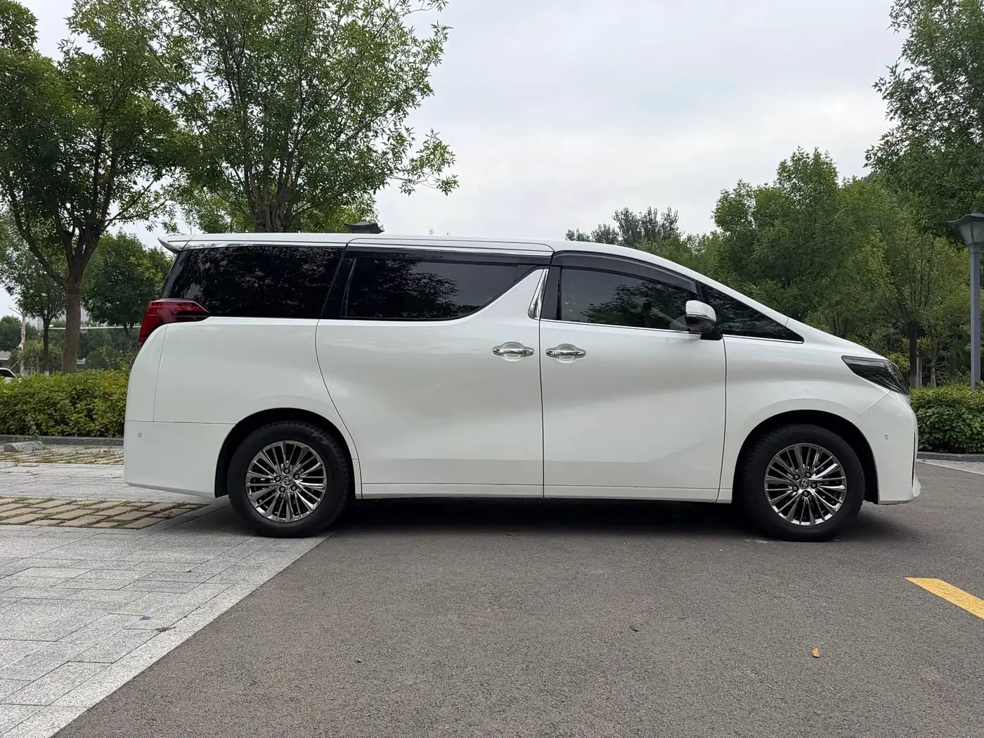 Toyota Alphard 2024 — Photo 5/20