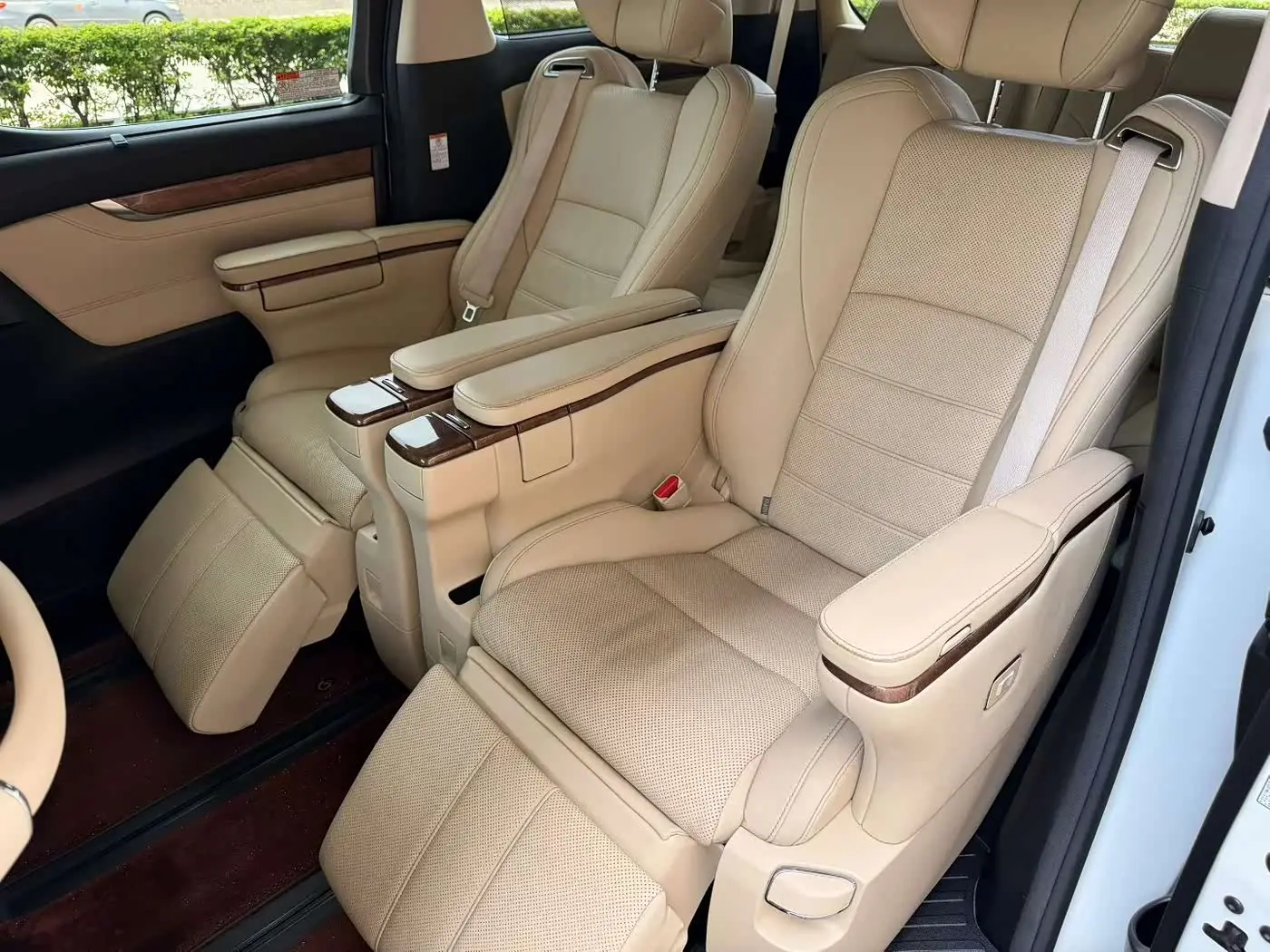 Toyota Alphard 2017 — Photo 7/9