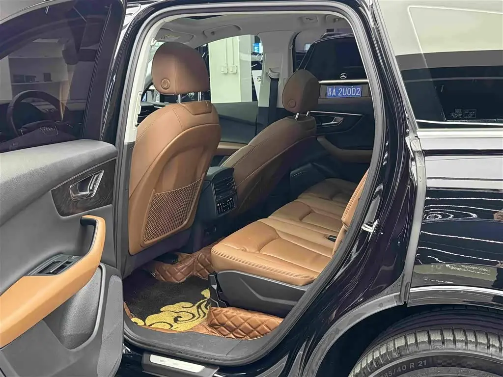 Audi Q7 2020 — Photo 7/14
