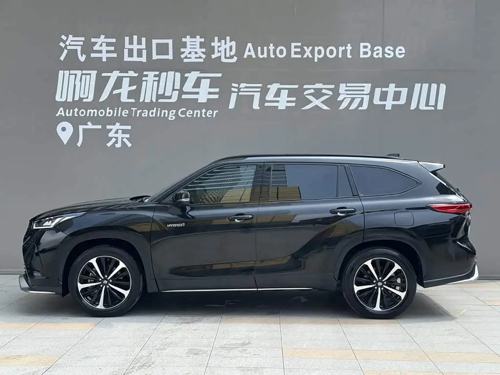 Toyota Crown Kluger 2023 — Photo 3/14