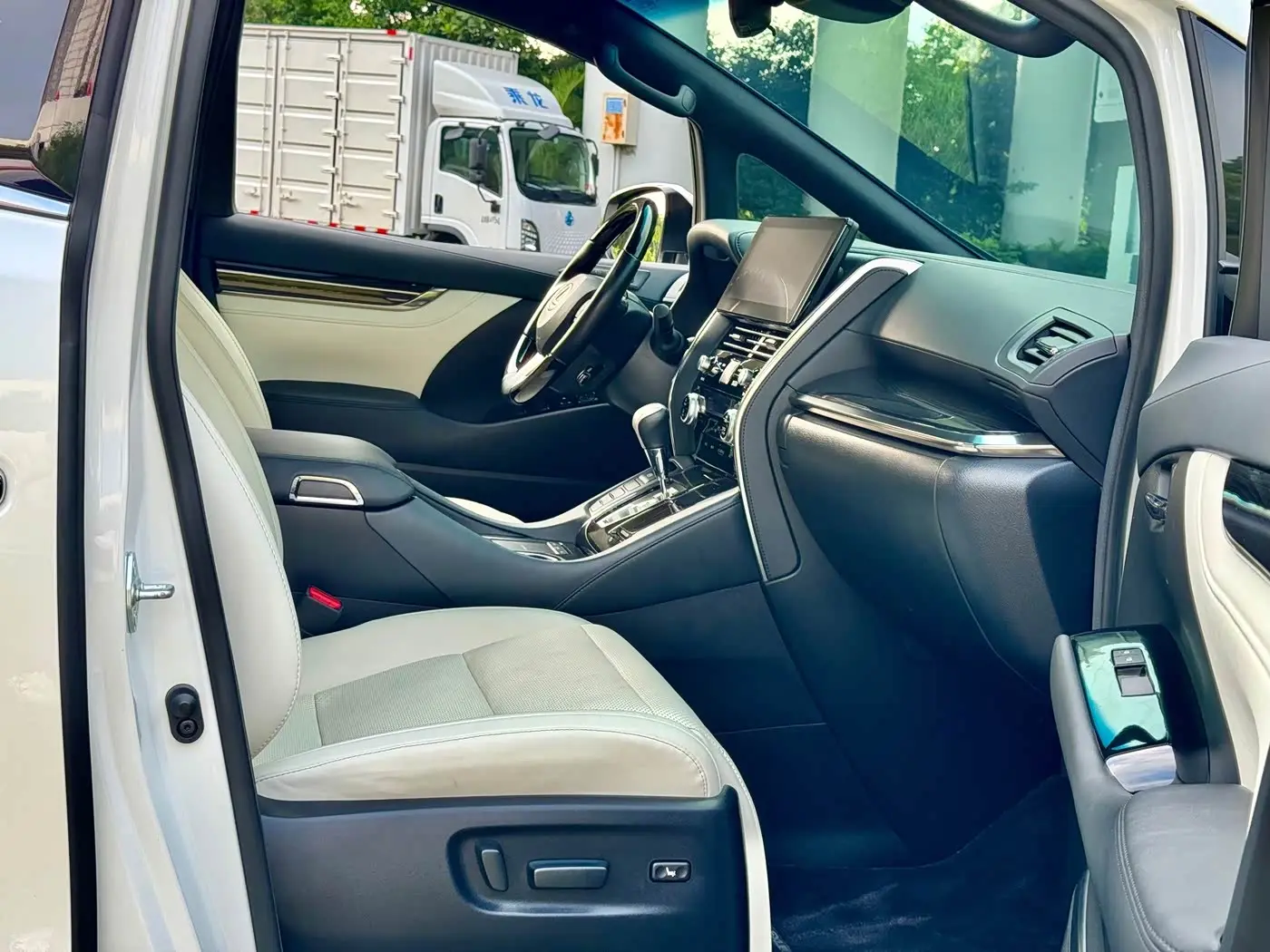 Lexus LM 2020 — Şəkil 10/18