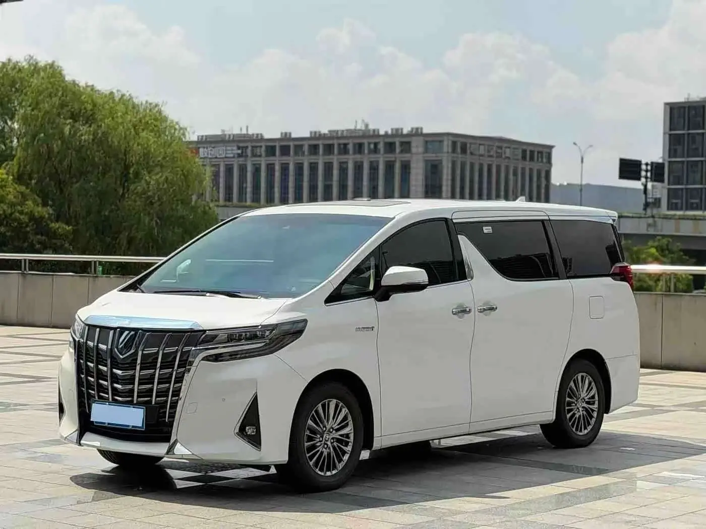 Toyota Alphard 2023 — Photo 1/9