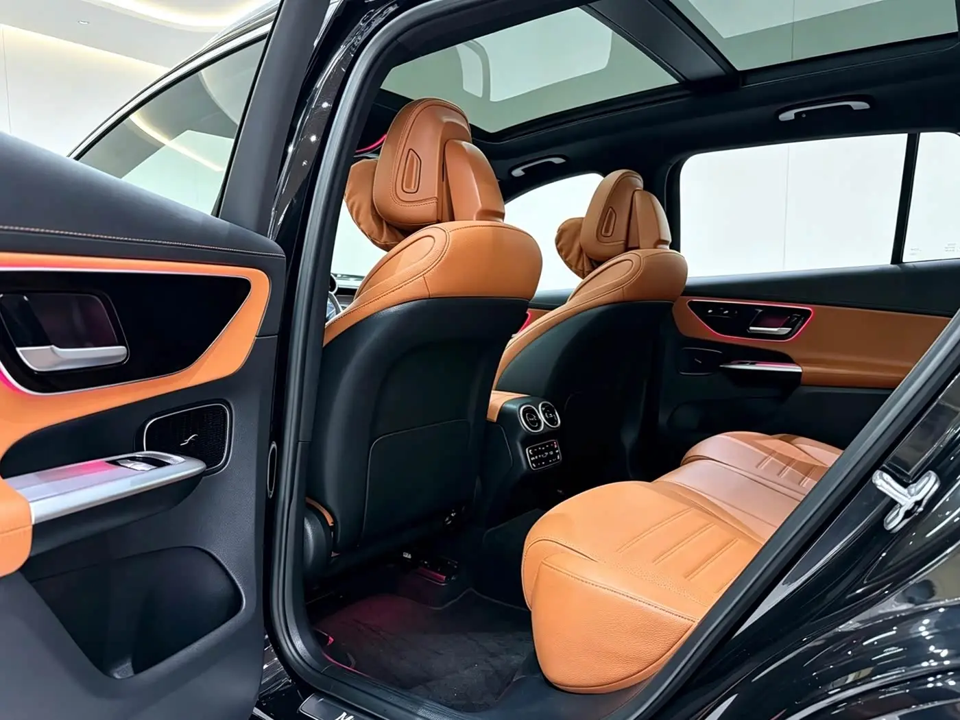 Mercedes-Benz GLC 2023 — Photo 8/11