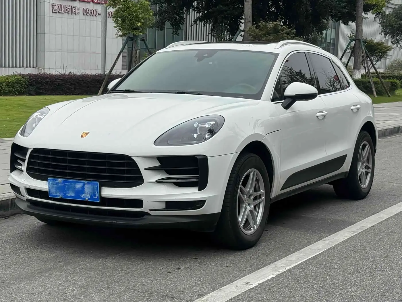 Porsche Macan 2020 — Фото 1/16