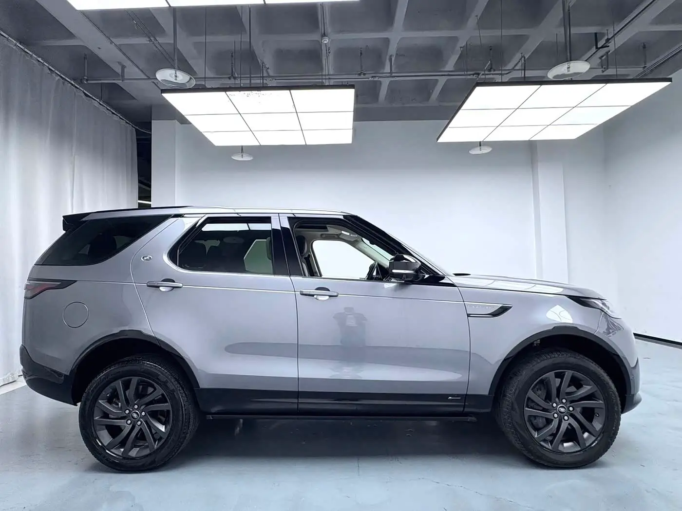 Land Rover Discovery 2021 — Photo 8/11