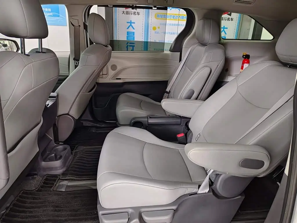 Toyota Granvia 2024 — Photo 8/11