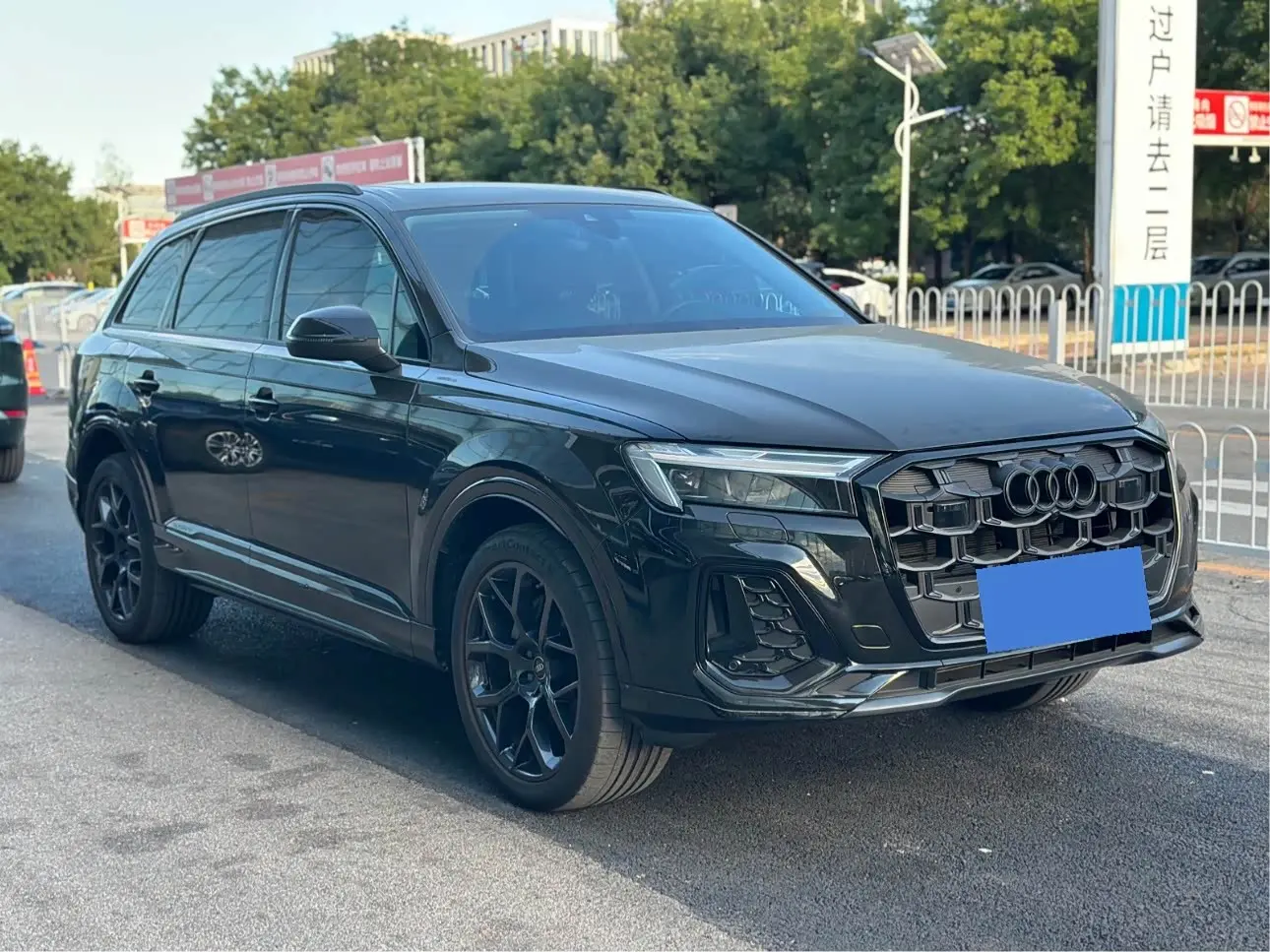 Audi Q7 2024 — Photo 2/11
