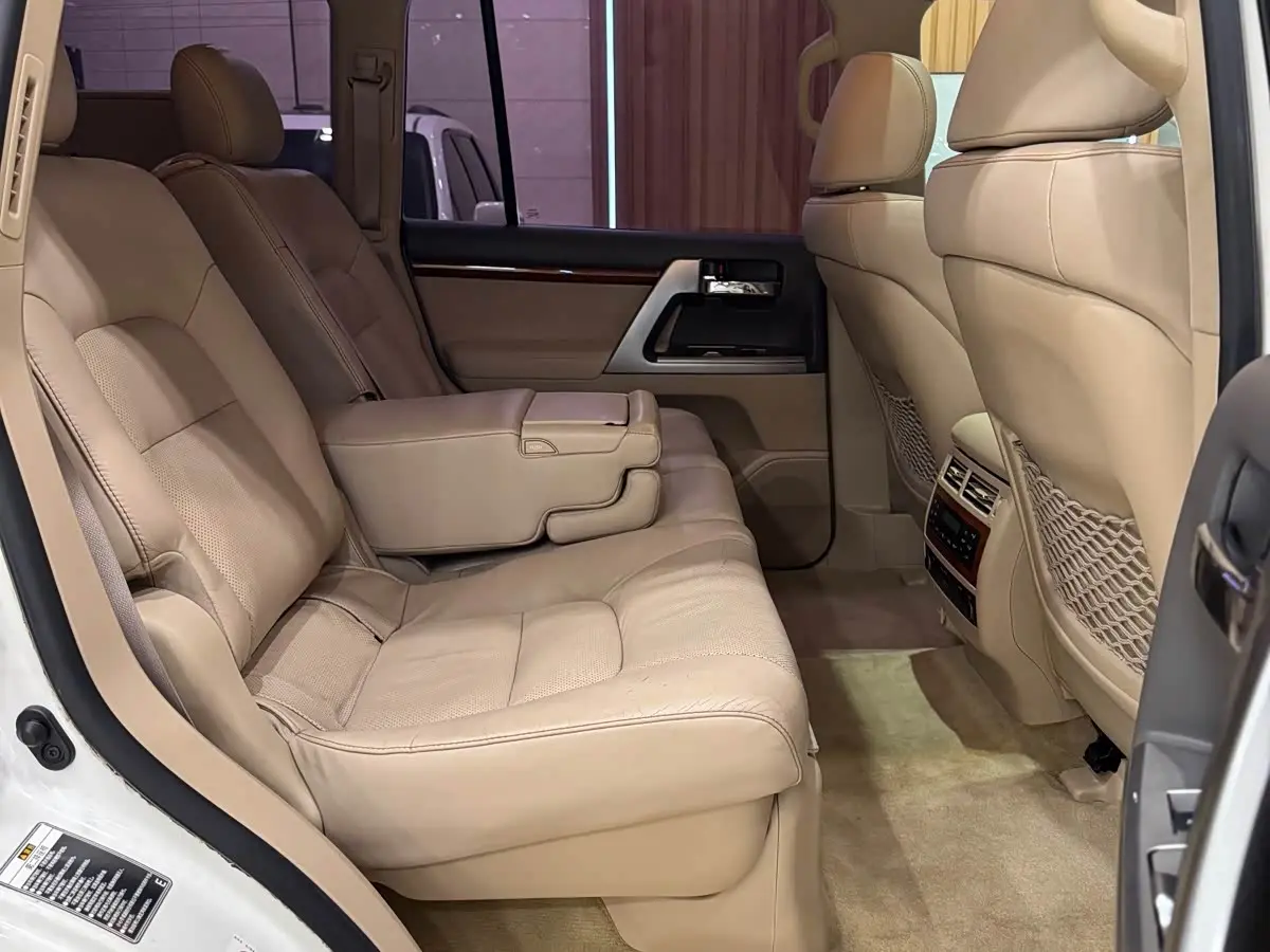 Toyota Land Cruiser 2013 — Photo 18/20