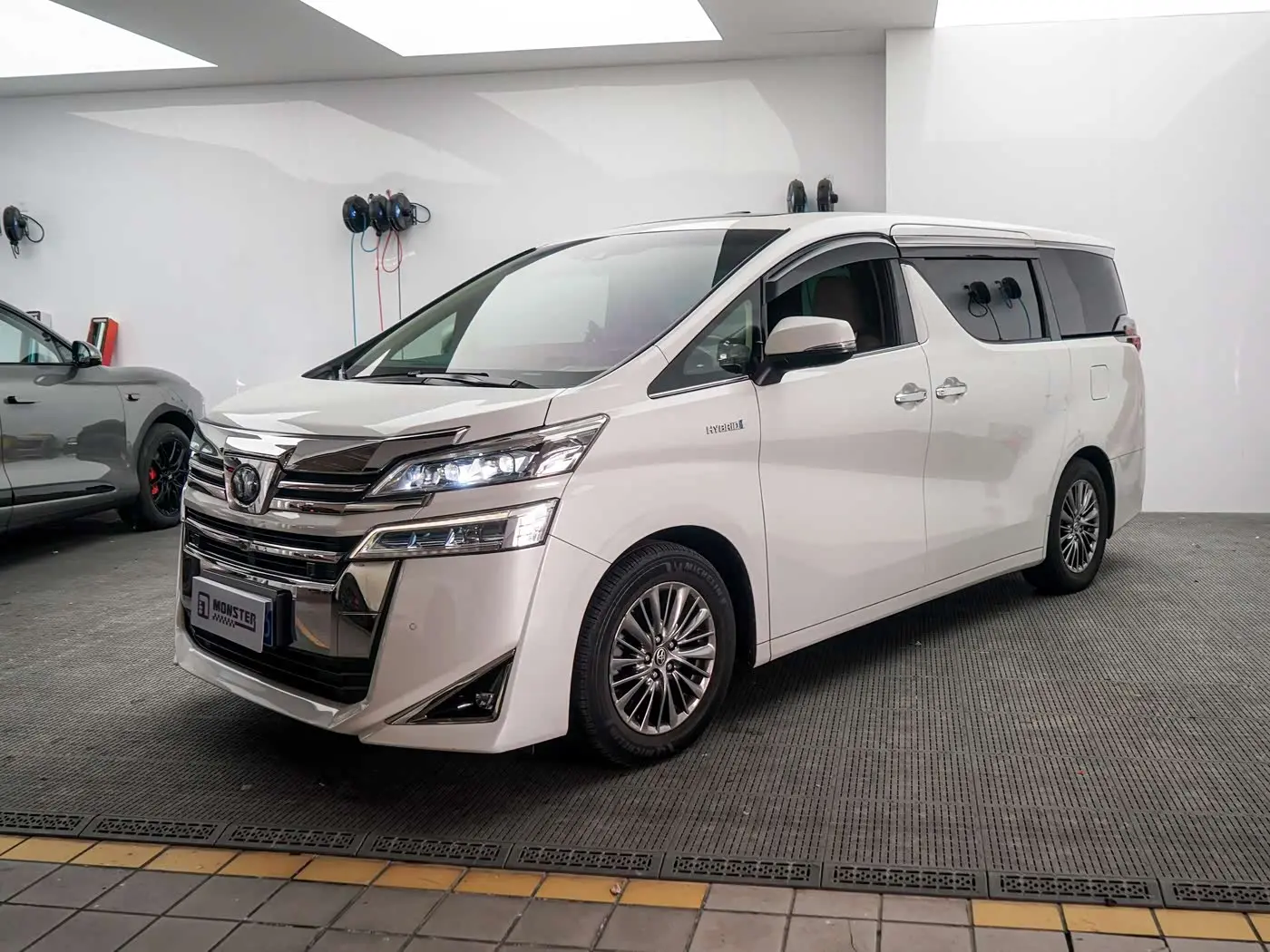 Toyota Vellfire 2021 — Фото 2/16