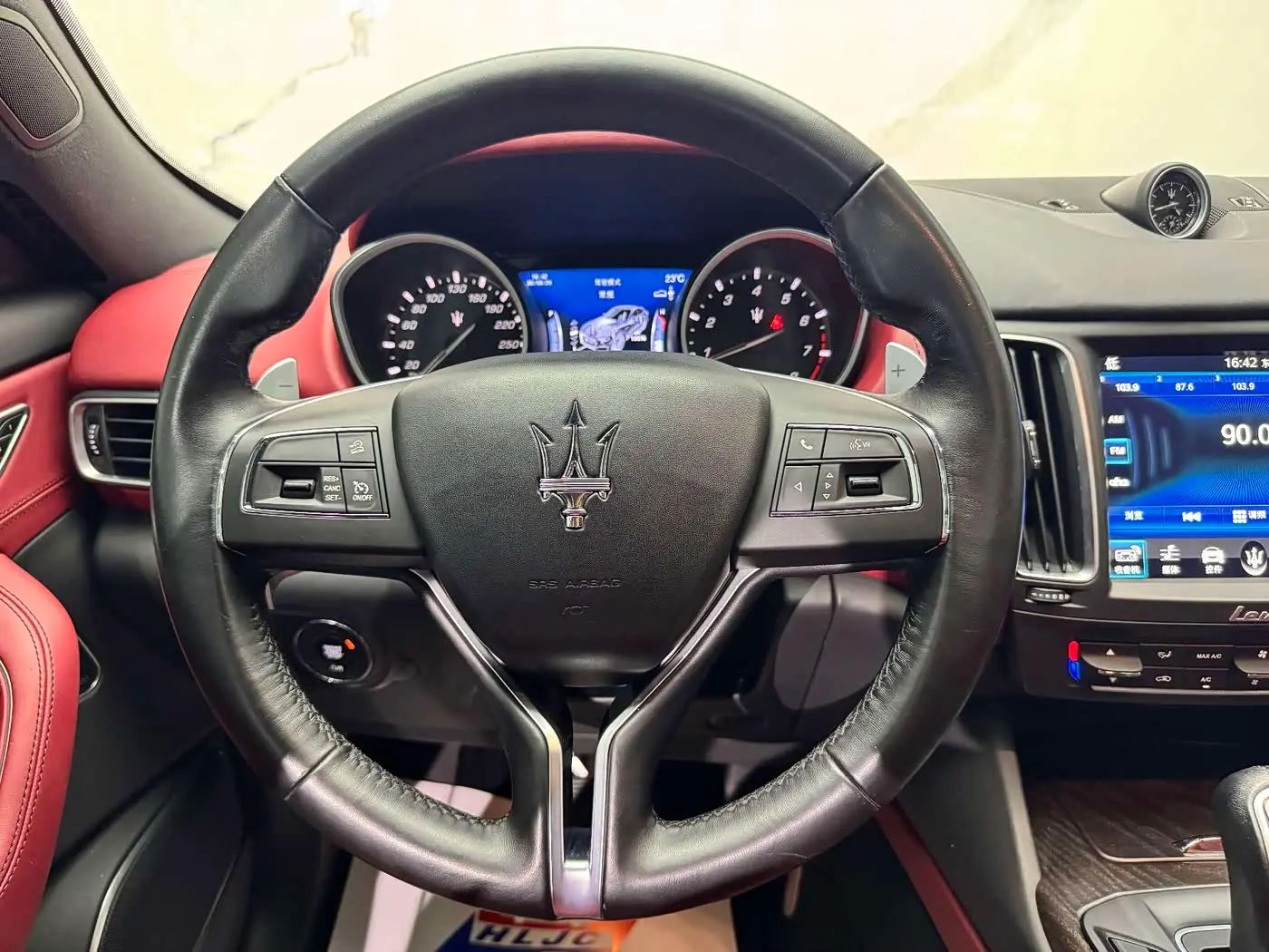 Maserati Levante 2018 — Фото 18/20