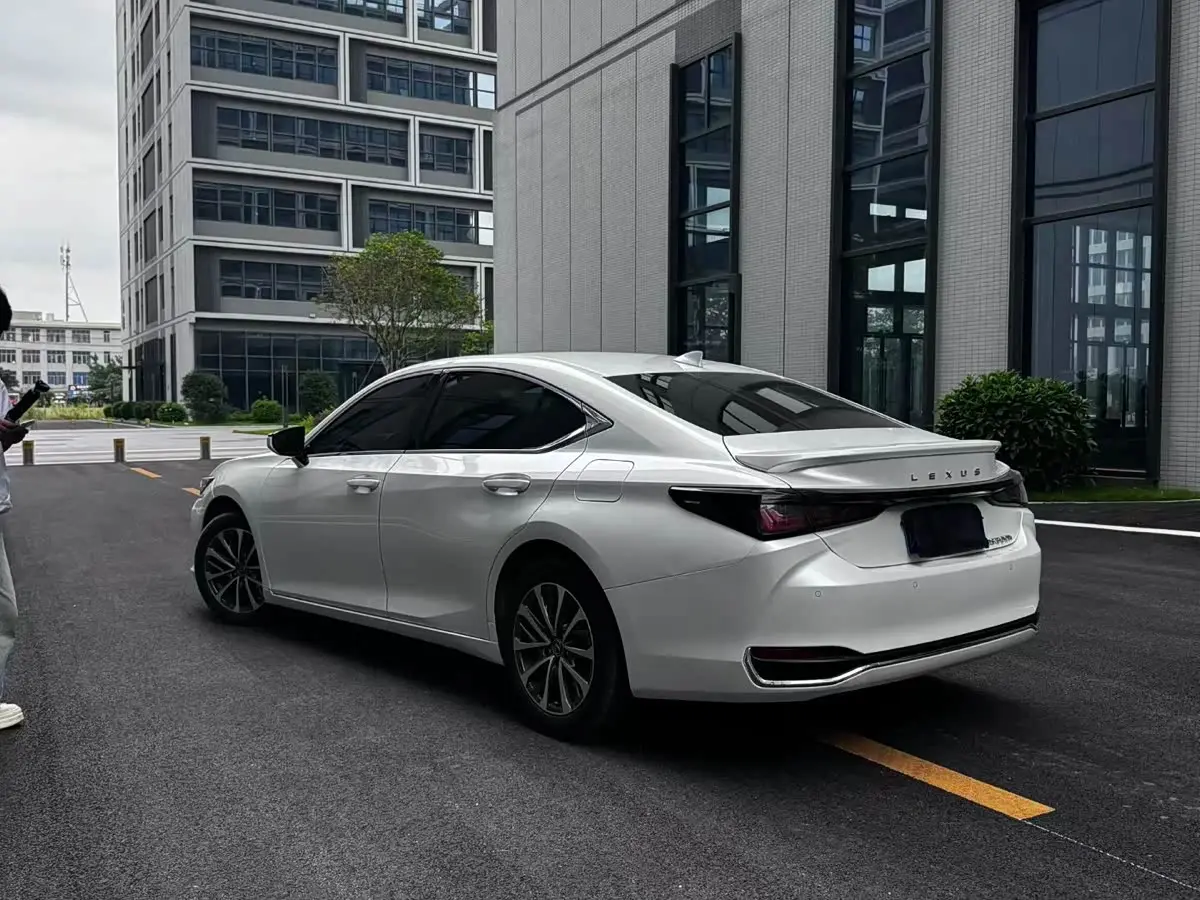 Lexus ES 2025 — Фото 8/9