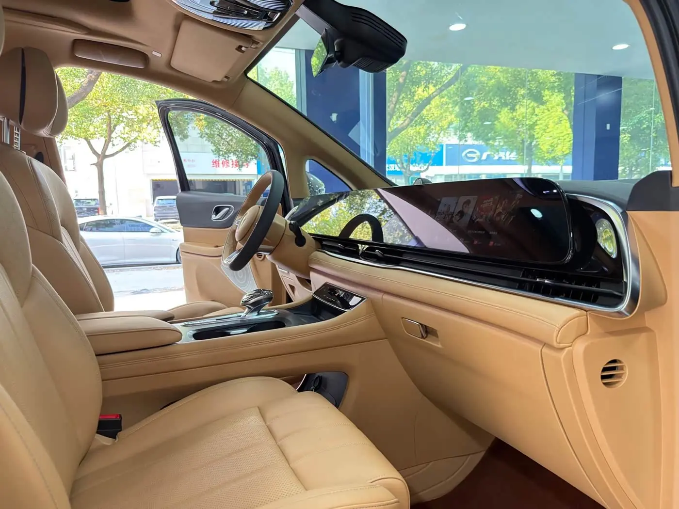 Voyah Auto Voyah Dreamer 2023 — Photo 12/16